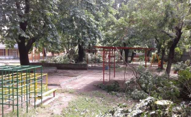 След снощната буря и дъжд, днес - боклуци по улиците, но слънчево 