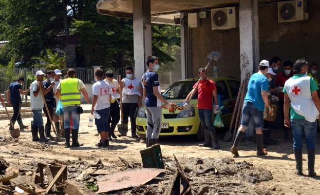 Сирийски бежанци помагат на БЕХ и НЕК при раздаването на помощи във Варна