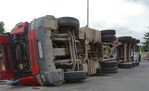 Катастрофа между два тира рани шофьор на пътя Русе - Бяла