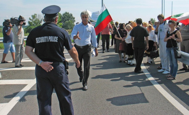 Протестиращи затвориха „Дунав мост 2”