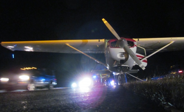 Самолет кацна на оживена магистрала в САЩ /видео/