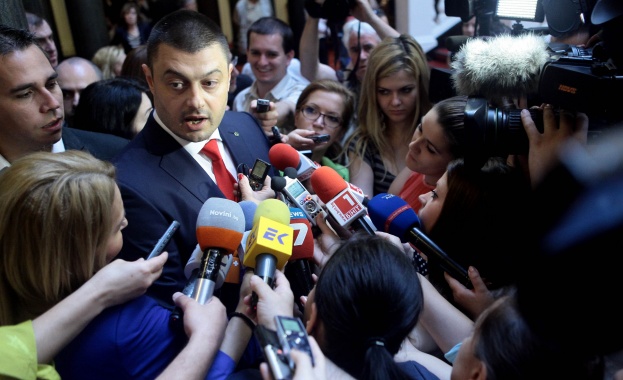 Бареков – единственият печеливш от свадата Василев-Пеевски