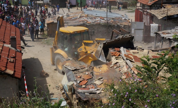 Утре продължава събарянето на незаконни постройки в Гърмен