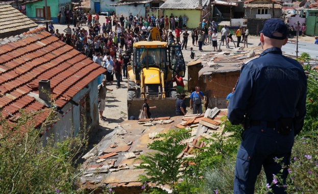 Събарят населени с роми опасни сгради във Враца 