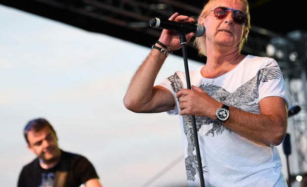 Семейството и приятели на Джон Лоутън разпръснаха праха му на