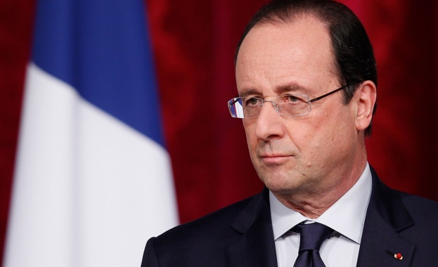 Французите да украсят домовете си с националния флаг в памет на жертвите, зове Оланд