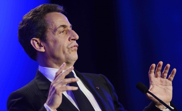 Кучетата на Саркози нанесли щети за хиляди евро на Елисейския дворец