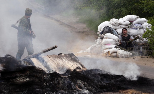 Украинската армия продължава масивния обстрел на Луганск и Славянск