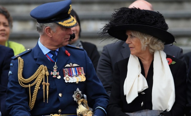 Принц Чарлз пред развод, Камила изнудва кралското семейство