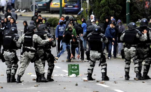 Сълзотворен газ, водни оръдия и арестувани протестиращи в Скопие