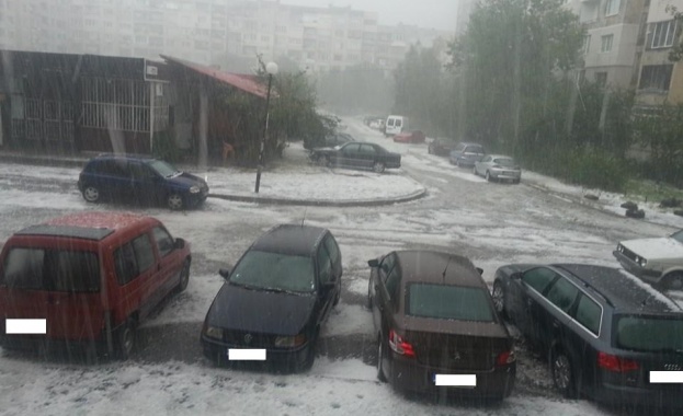 Мощна буря удари София 