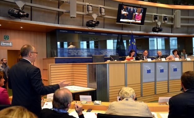 Станишев откри с пламенна реч изслушването на Юнкер 