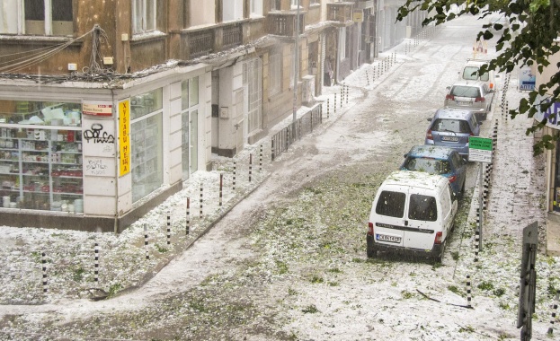 Екипи на ЧЕЗ работят за възстановяване на електрозахранването в София 