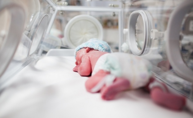 30 лекари бдят над пребитото бебе