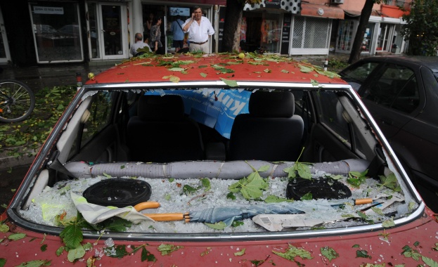 След градушката в София: Един загинал, 40 пострадали и много материални щети