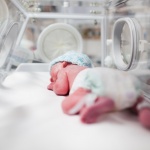 Пребитото бебе се стабилизира. Акушерката е в ареста с обвинение за умишлено убийство 