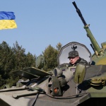Украинска бойна техника се струпва на границата с Крим
