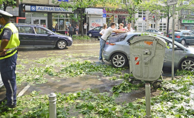 Почистването на столичните улици продължава 	