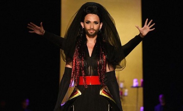 Кончита Вурст дебютира на модния подиум /снимки/