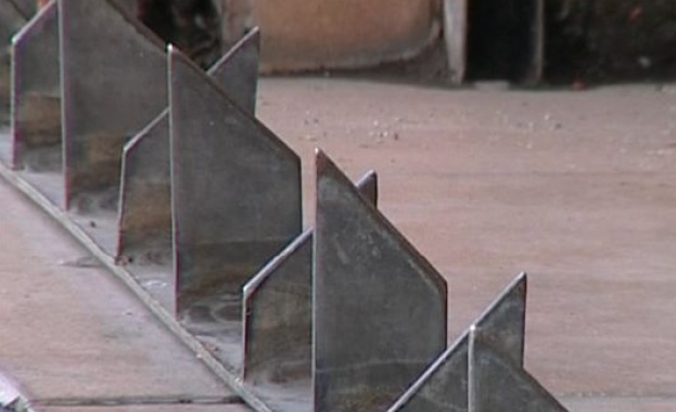 Магазин в София сложи шипове срещу бездомници