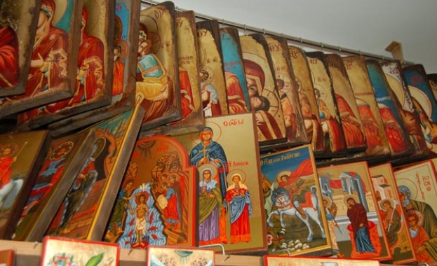 Млади творци показват иконите си в Трявна 