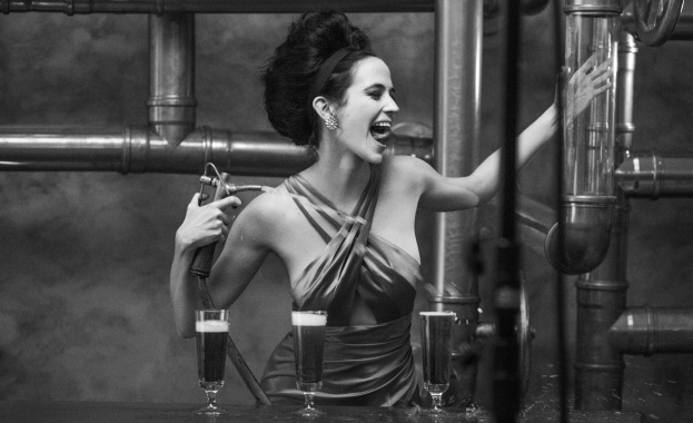 Ева Грийн грее в календара на Campari за 2015 г.