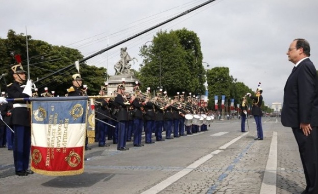 Оланд прие парада за националния празник на Франция