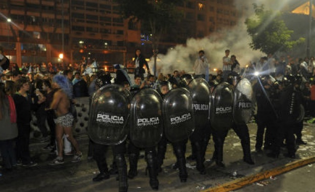 Един загинал и над 70 ранени при безредиците в Аржентина