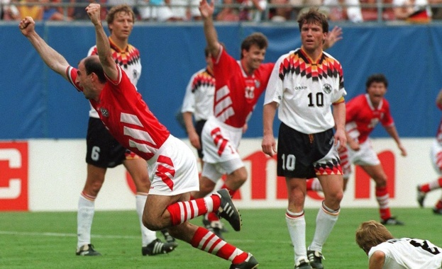 Фен на Германия изкопа бутилка, която заровил след загубата от България