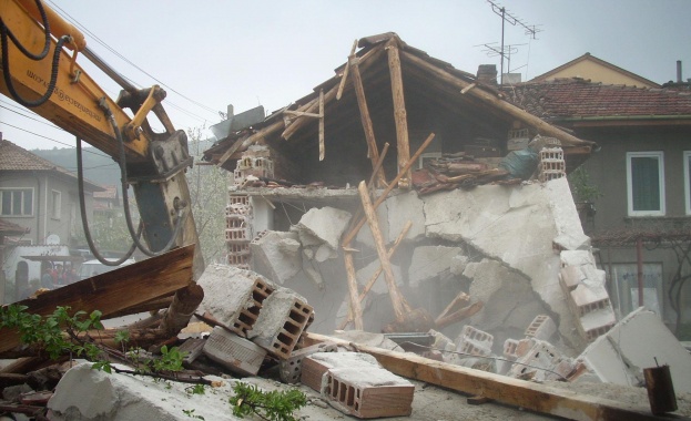 ДНСК: Осем незаконни къщи в Гърмен са съборени, остават още 102