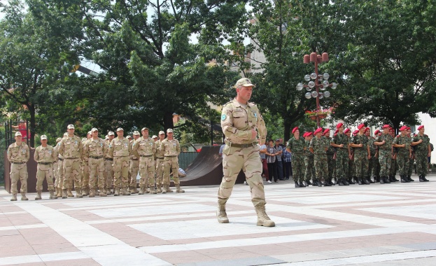 Наши военнослужещи участват във военен парад в Румъния