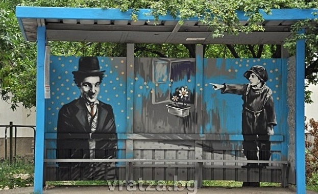 Чарли Чаплин и Малкият принц разкрасиха спирките във Враца