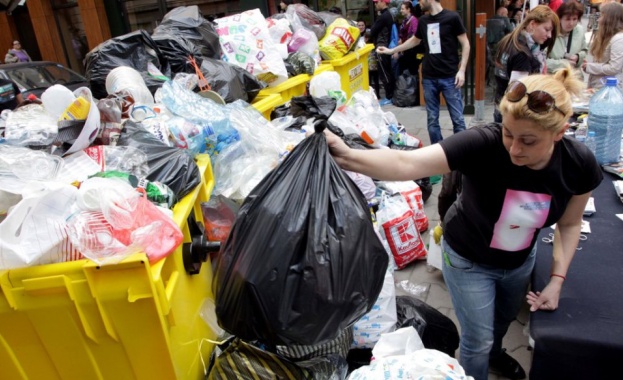 Такса смет да се формира на принципа „замърсителят плаща", реши тристранката. Общините са против