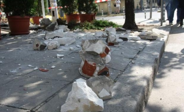 Част от мазилка на частна сграда падна на столичен булевард 