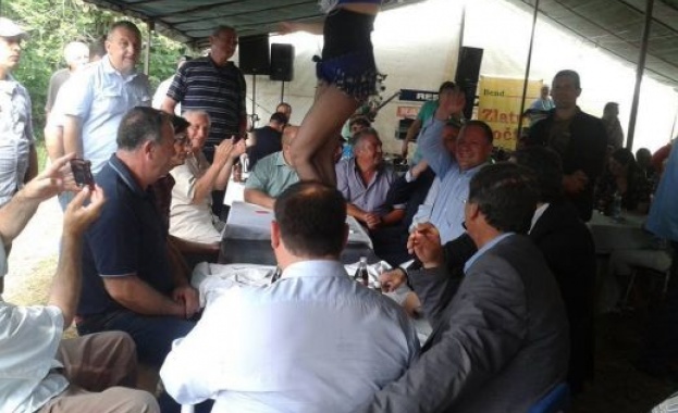 Танцьорка на маса забавлява Миков