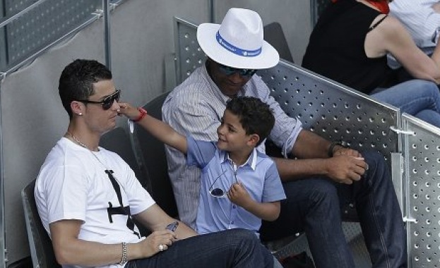 Роналдо крие от сина си коя е майка му 