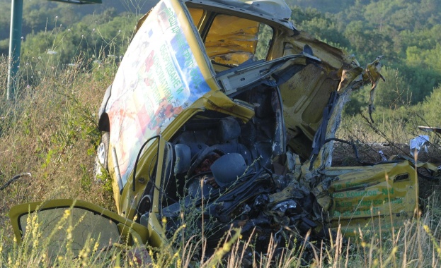 Кола се сблъска с рейс, има жертва 