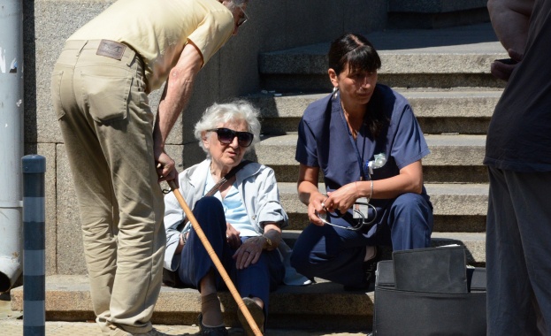 Старица припадна пред Първа МБАЛ, от болницата не я искат