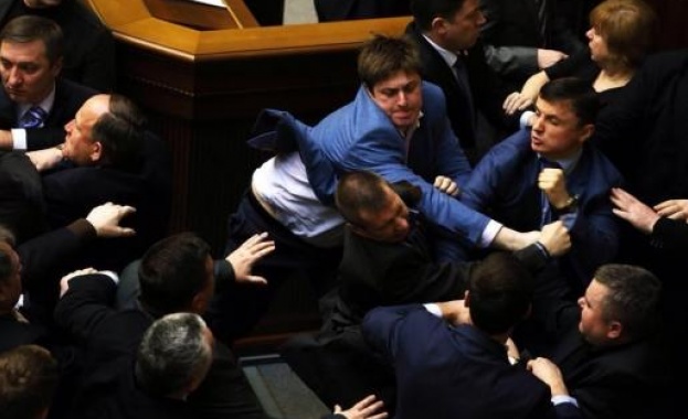 Бой в украинския парламент заради закона за мобилизацията