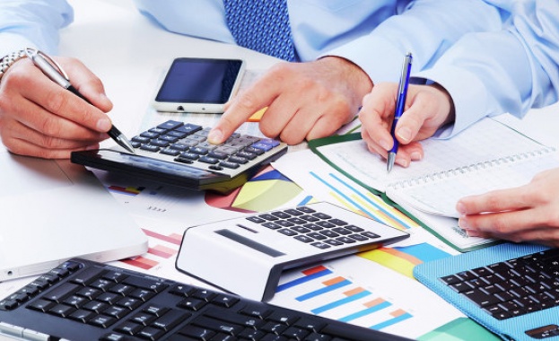 Кърпят бюджета с пари от кметове и министри