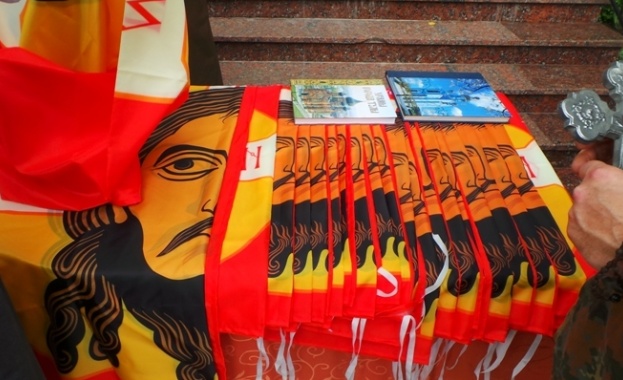 В Донецк осветиха древноруското знаме с образа на Спас Неръкотворни за армията на Новорусия