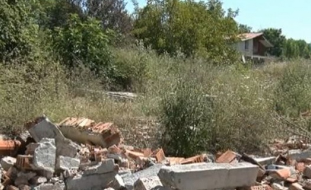 „Веселото село” потъна в строителни отпадъци 