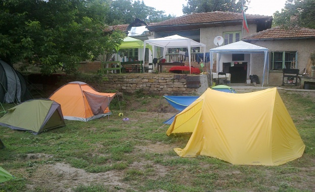 Учителка водела деца на зелено училище в двора си