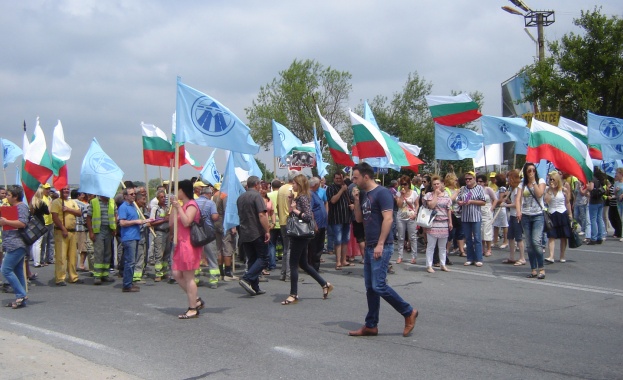 Строители блокират пътя Русе-Варна 