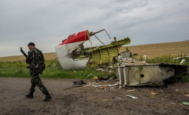Откриха нови останки на мястото на разбилия се в Донбас самолет 