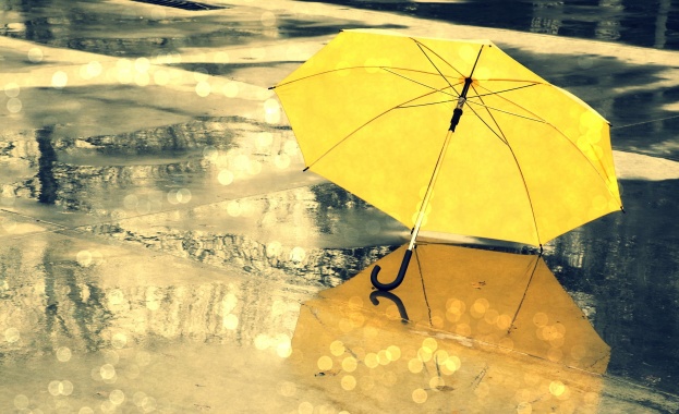 И днес с чадър 