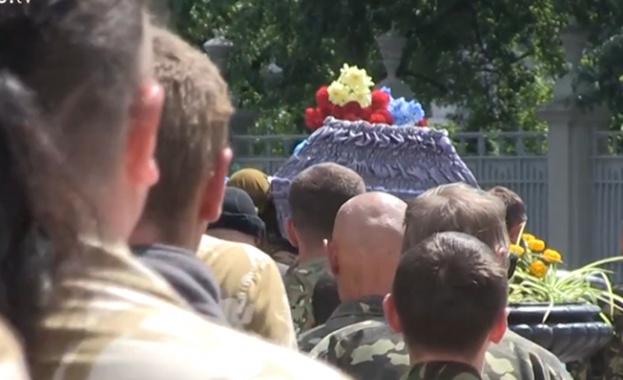Пред Върховна рада занесоха тяло на убит украински войник 