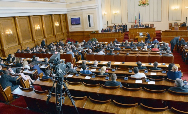 Парламентът прие на второ четене рамката на бюджета на ДОО за 2016 г.  