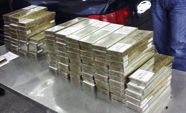 Почти 12 мастербокса нелегални цигари задържаха митничари в тайници на автомобили