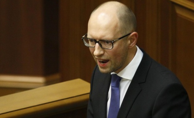 Върховната рада се разпуска, Яценюк подаде оставка